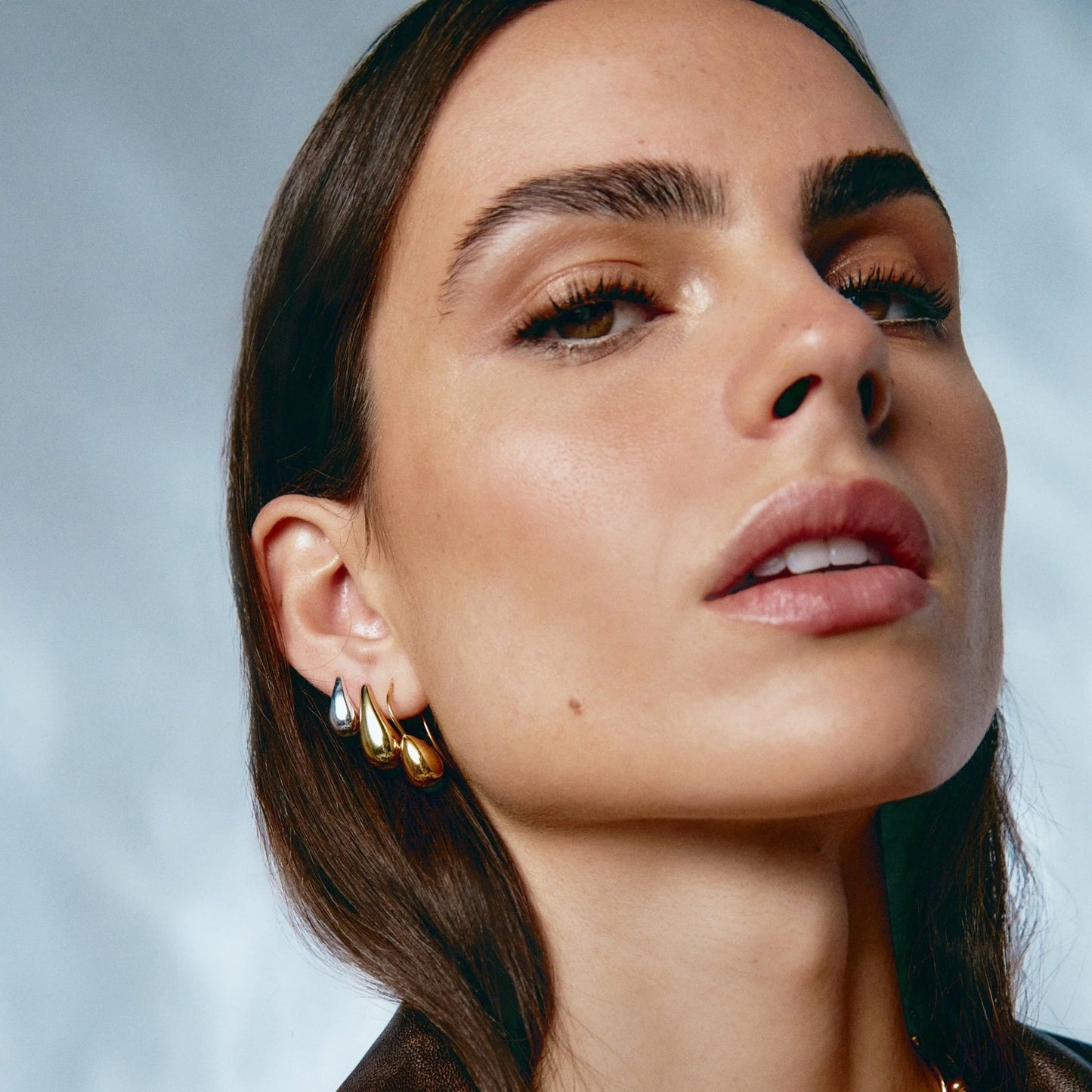 PENSIVE GOLD MEDIUM EARRINGS